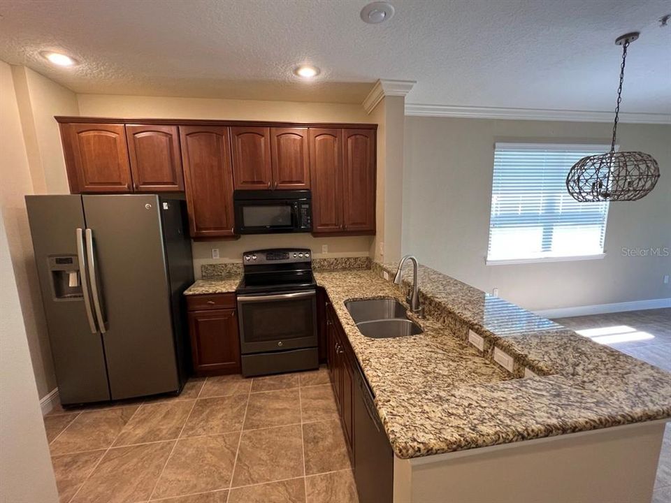 Active With Contract: $2,100 (2 beds, 2 baths, 1115 Square Feet)
