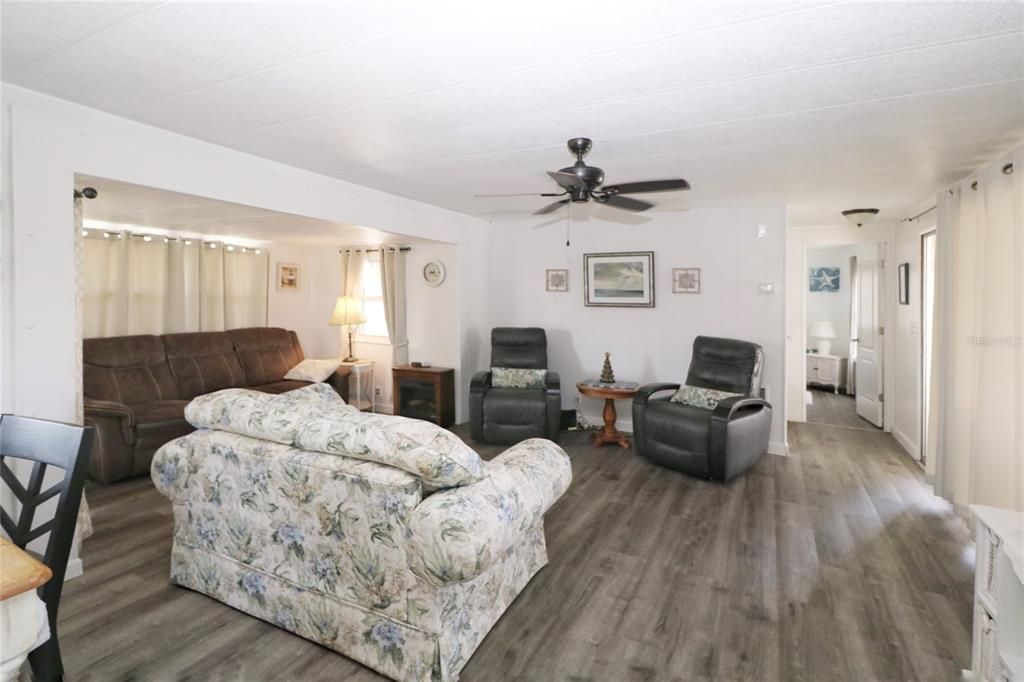 For Sale: $225,000 (2 beds, 2 baths, 1001 Square Feet)