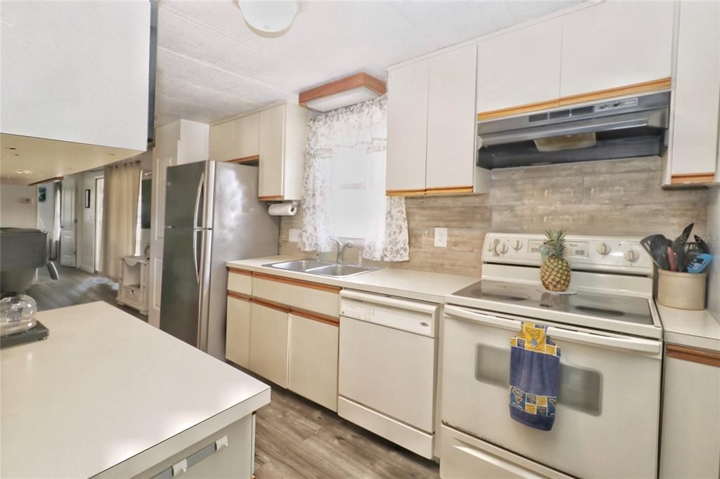For Sale: $225,000 (2 beds, 2 baths, 1001 Square Feet)