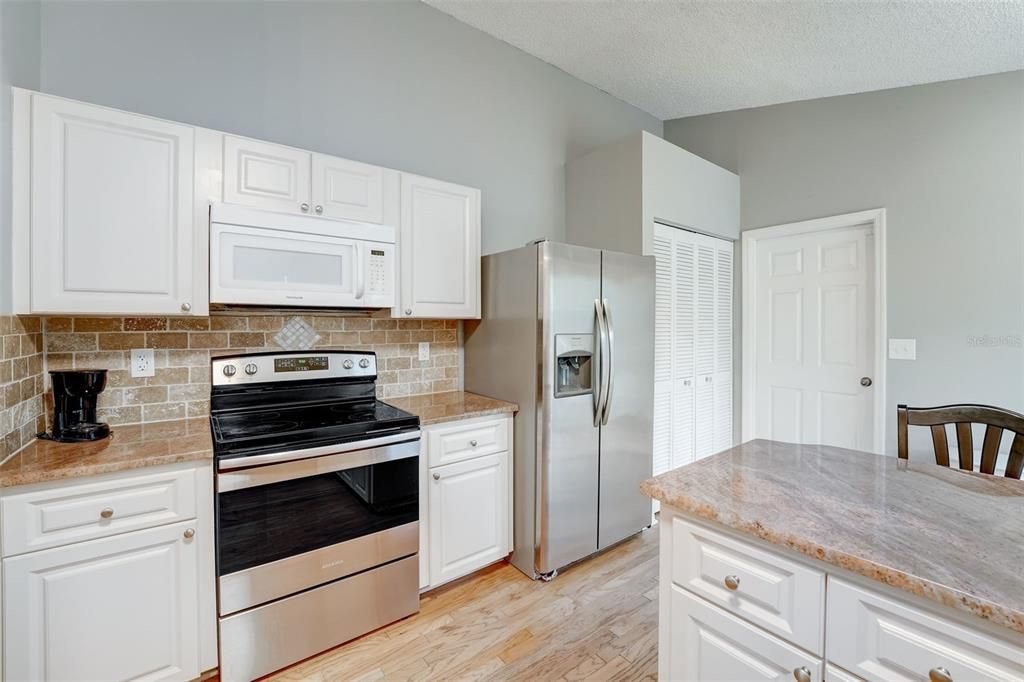 Active With Contract: $549,900 (2 beds, 2 baths, 1242 Square Feet)