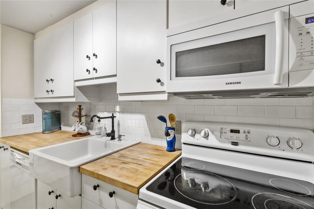 For Sale: $389,000 (2 beds, 1 baths, 998 Square Feet)