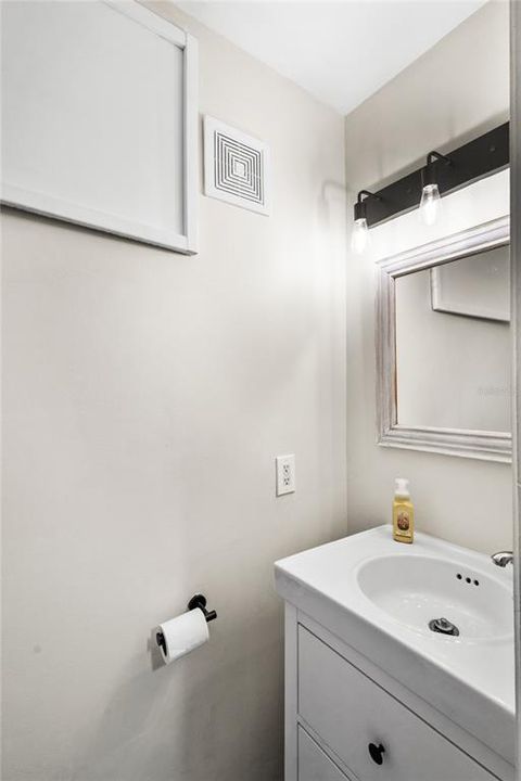 For Sale: $389,000 (2 beds, 1 baths, 998 Square Feet)