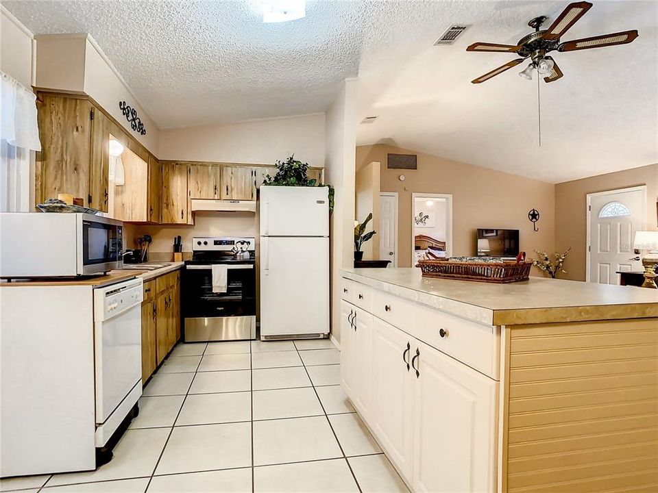 For Rent: $2,400 (3 beds, 2 baths, 1040 Square Feet)