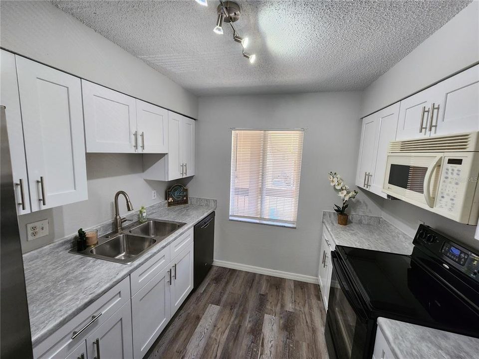 Active With Contract: $165,000 (2 beds, 1 baths, 936 Square Feet)