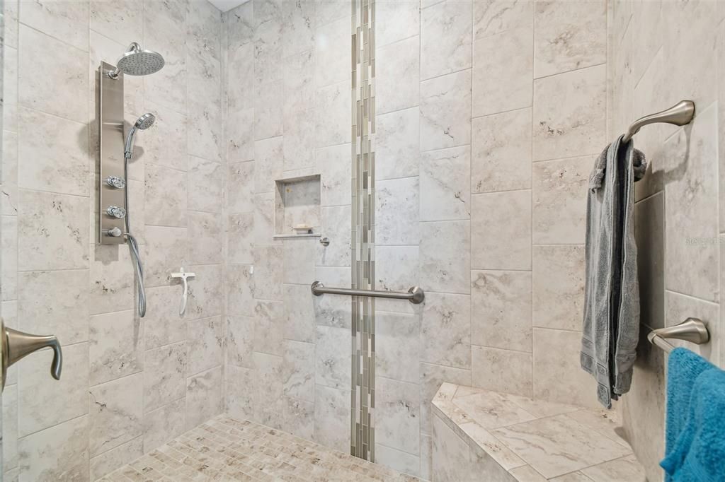合同活跃: $469,900 (3 贝兹, 2 浴室, 1892 平方英尺)