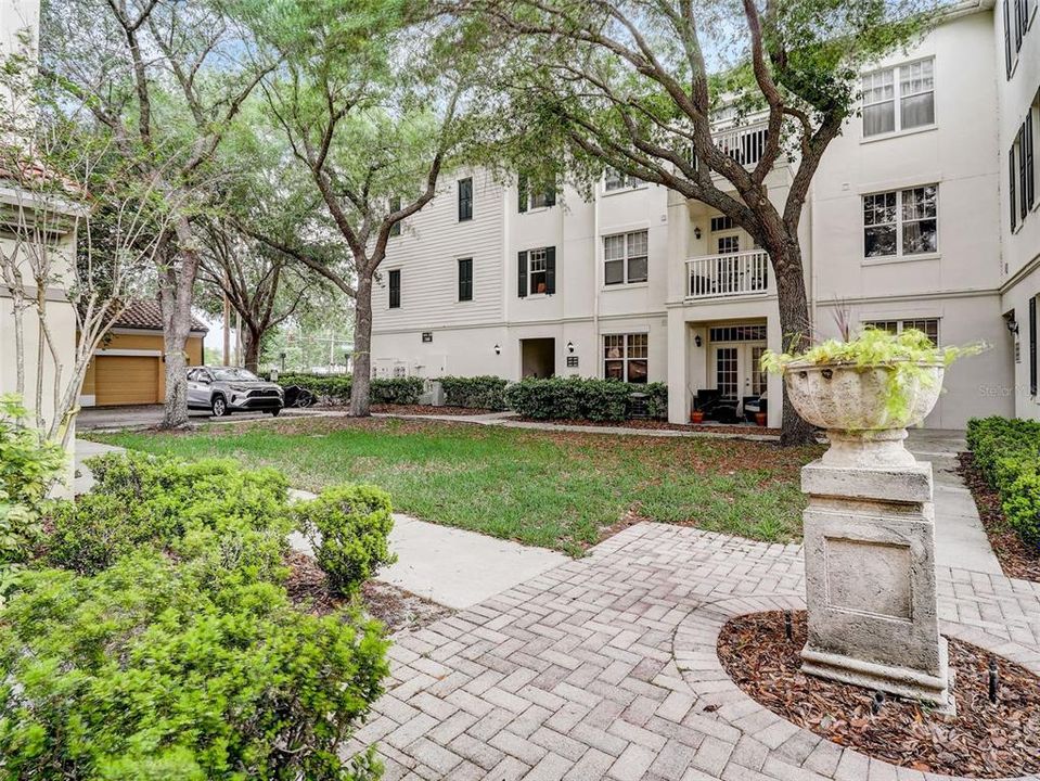 Active With Contract: $309,995 (2 beds, 2 baths, 996 Square Feet)