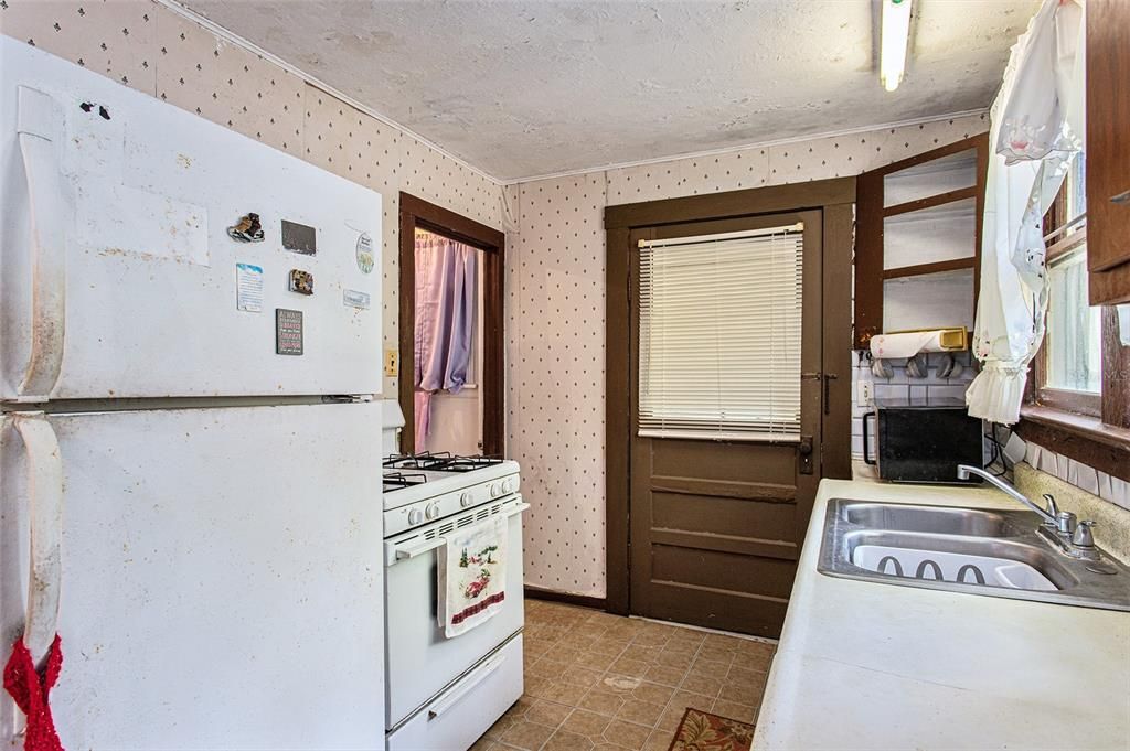 For Sale: $200,000 (1 beds, 1 baths, 875 Square Feet)