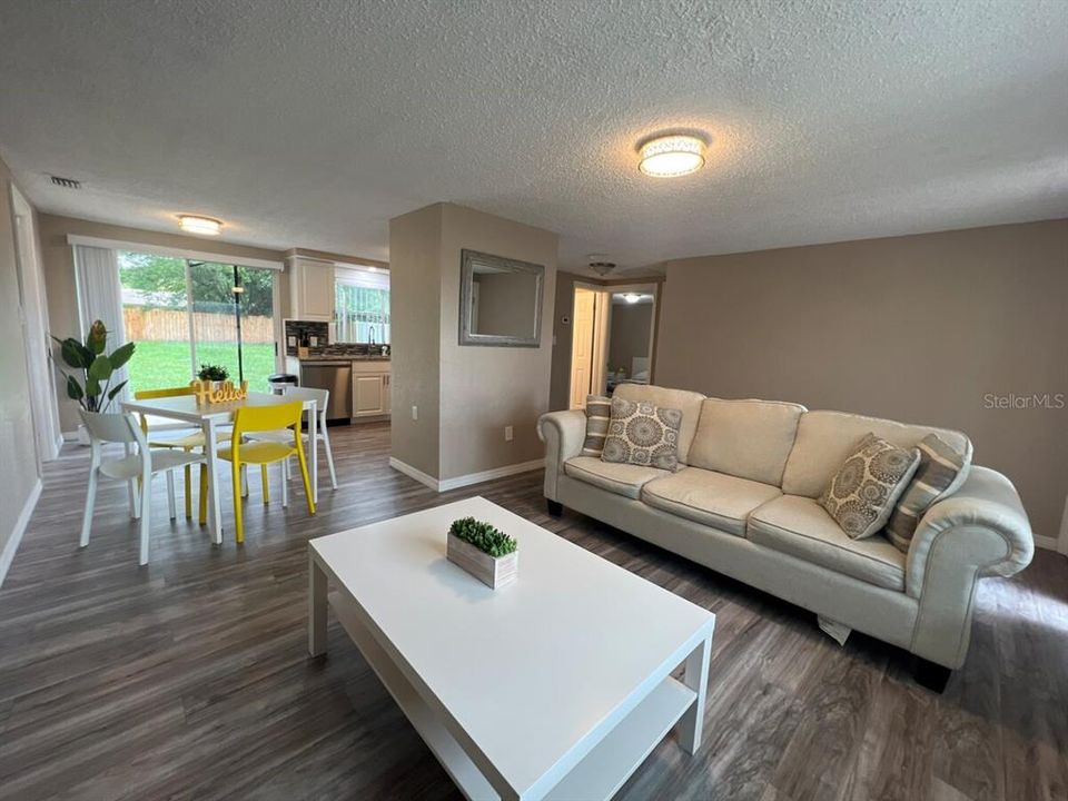 For Sale: $299,000 (2 beds, 1 baths, 834 Square Feet)