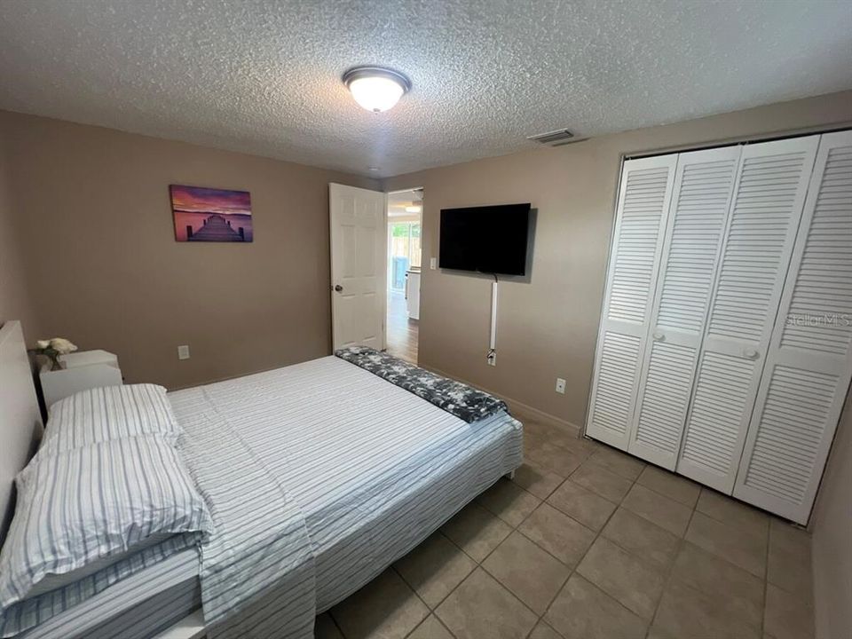 For Sale: $299,000 (2 beds, 1 baths, 834 Square Feet)