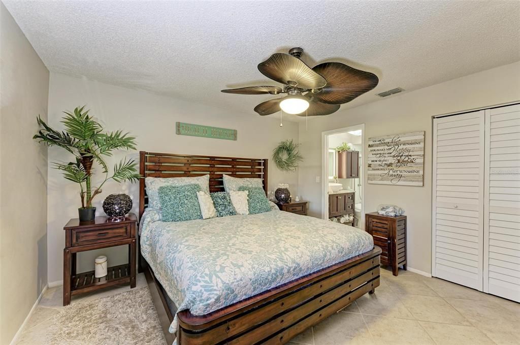 For Sale: $308,000 (2 beds, 2 baths, 1068 Square Feet)