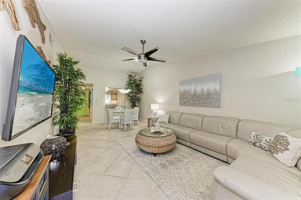 For Sale: $308,000 (2 beds, 2 baths, 1068 Square Feet)