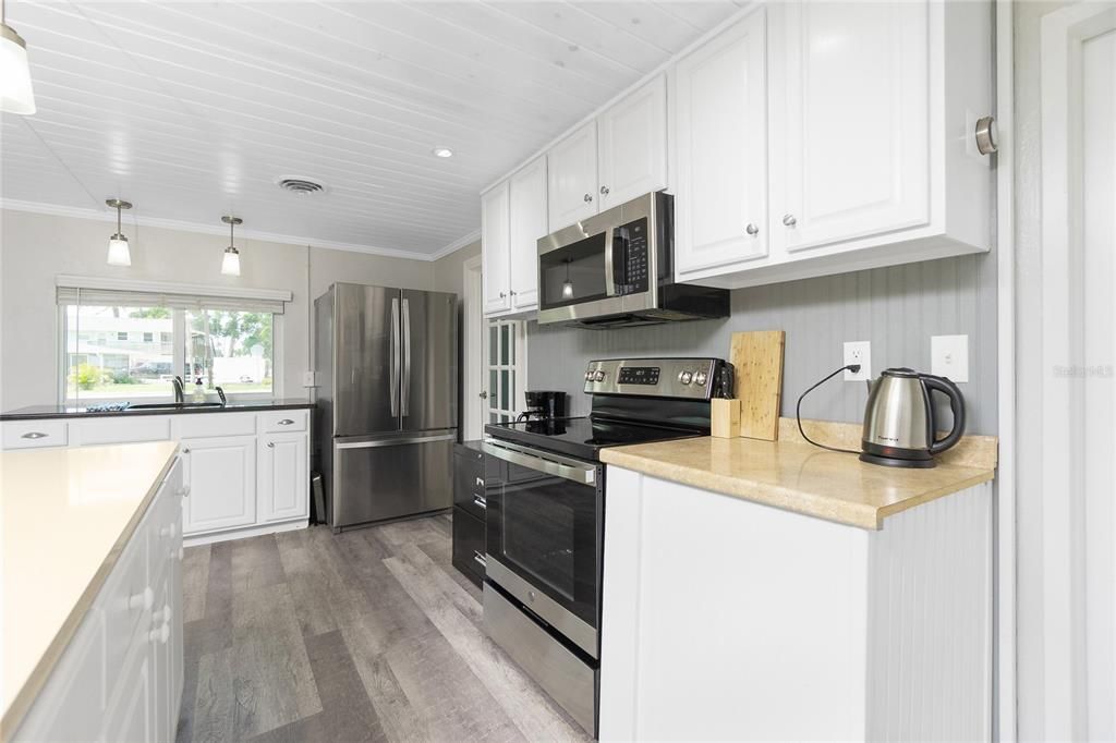 Active With Contract: $2,200 (2 beds, 1 baths, 948 Square Feet)