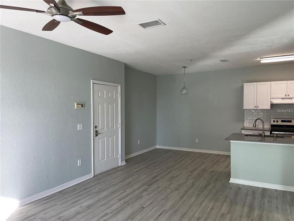 Active With Contract: $1,450 (1 beds, 1 baths, 672 Square Feet)