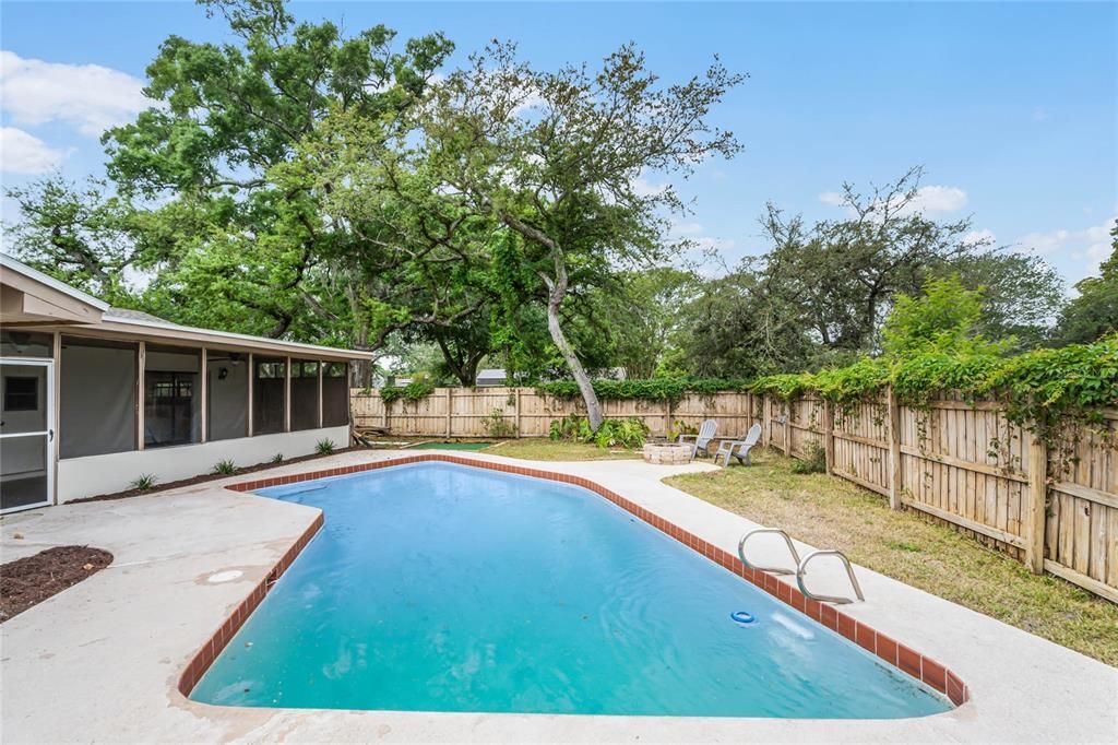 Recently Sold: $450,000 (4 beds, 2 baths, 1876 Square Feet)
