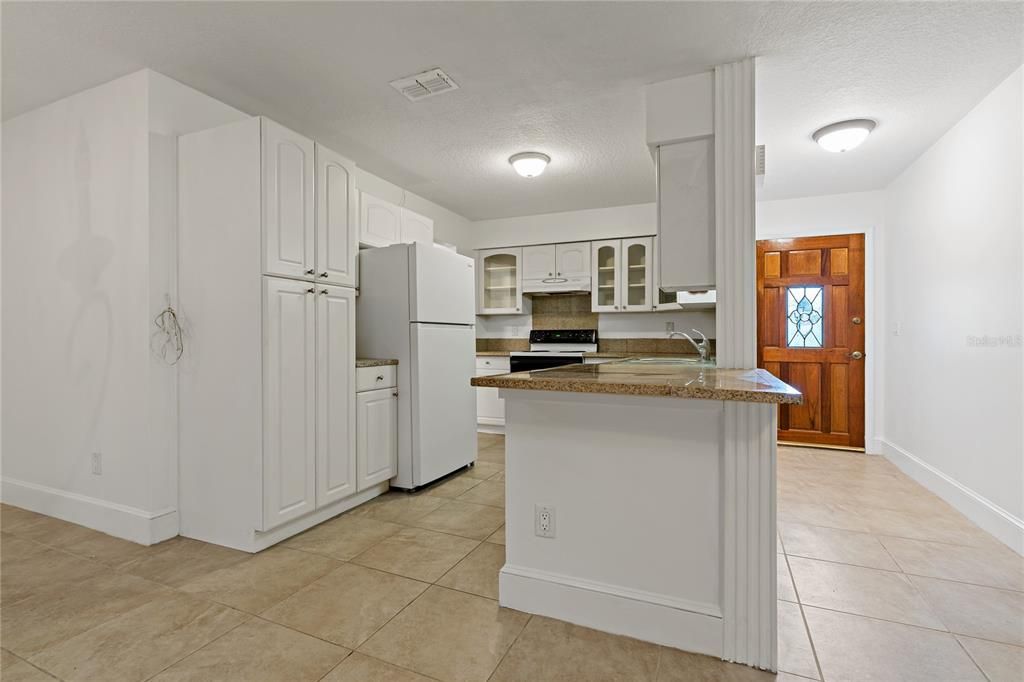 Kitchen with Breakfast bar