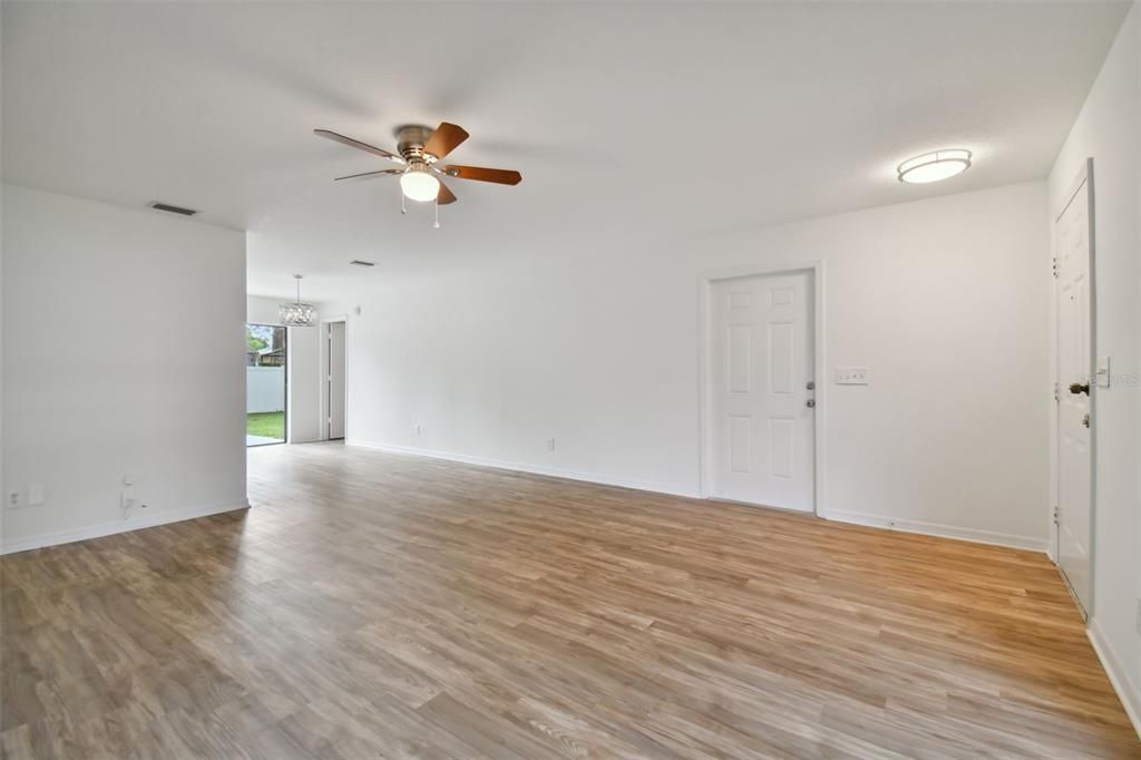 Active With Contract: $325,000 (3 beds, 2 baths, 1264 Square Feet)