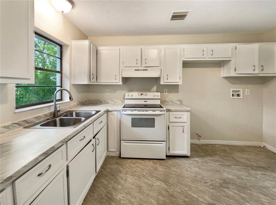 Active With Contract: $235,000 (2 beds, 1 baths, 936 Square Feet)