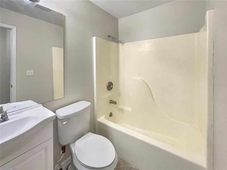 Active With Contract: $235,000 (2 beds, 1 baths, 936 Square Feet)