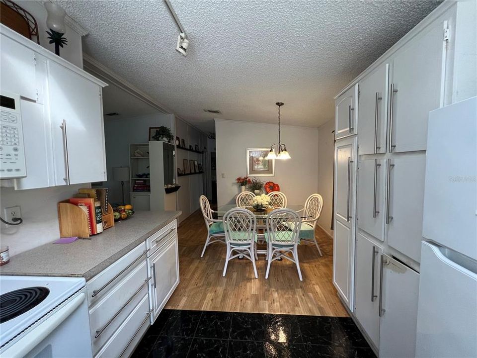 For Sale: $122,500 (2 beds, 2 baths, 1144 Square Feet)