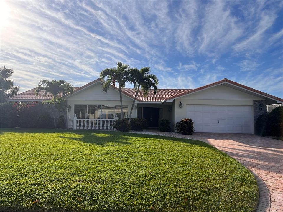 Recently Sold: $2,900,000 (3 beds, 2 baths, 2195 Square Feet)