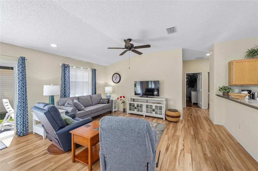 Recently Sold: $305,000 (2 beds, 2 baths, 1266 Square Feet)