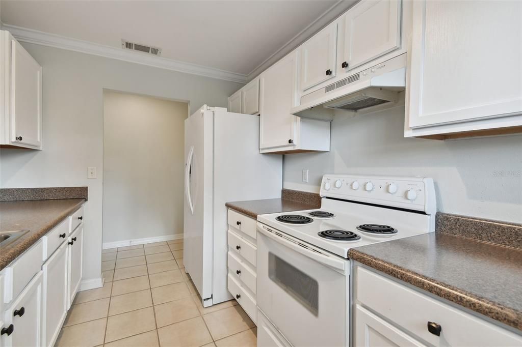 Active With Contract: $195,000 (2 beds, 2 baths, 1049 Square Feet)