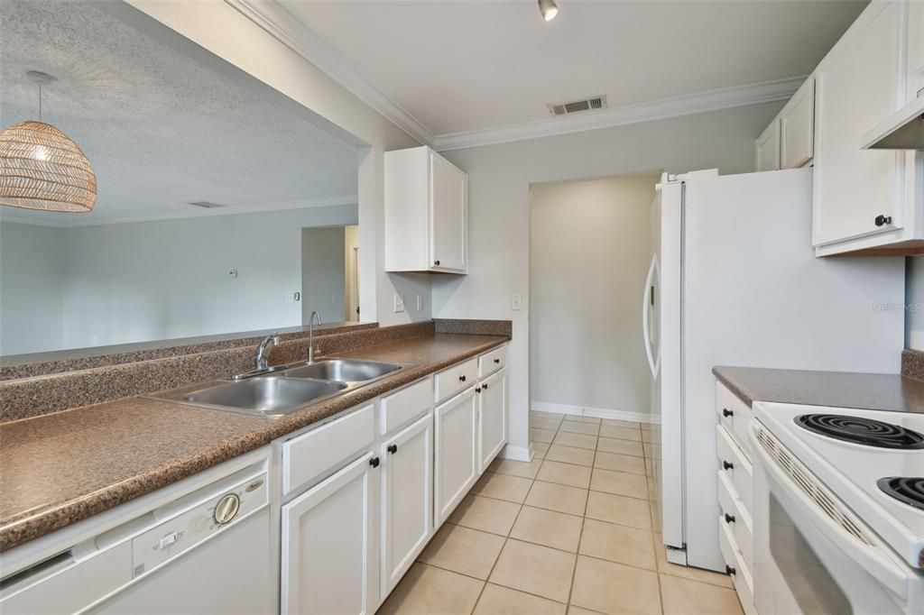 Active With Contract: $195,000 (2 beds, 2 baths, 1049 Square Feet)