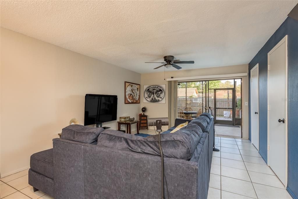 Active With Contract: $274,500 (2 beds, 1 baths, 1048 Square Feet)