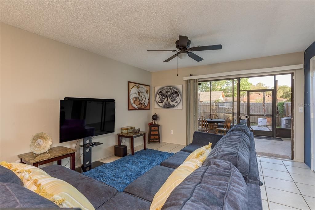 Active With Contract: $274,500 (2 beds, 1 baths, 1048 Square Feet)