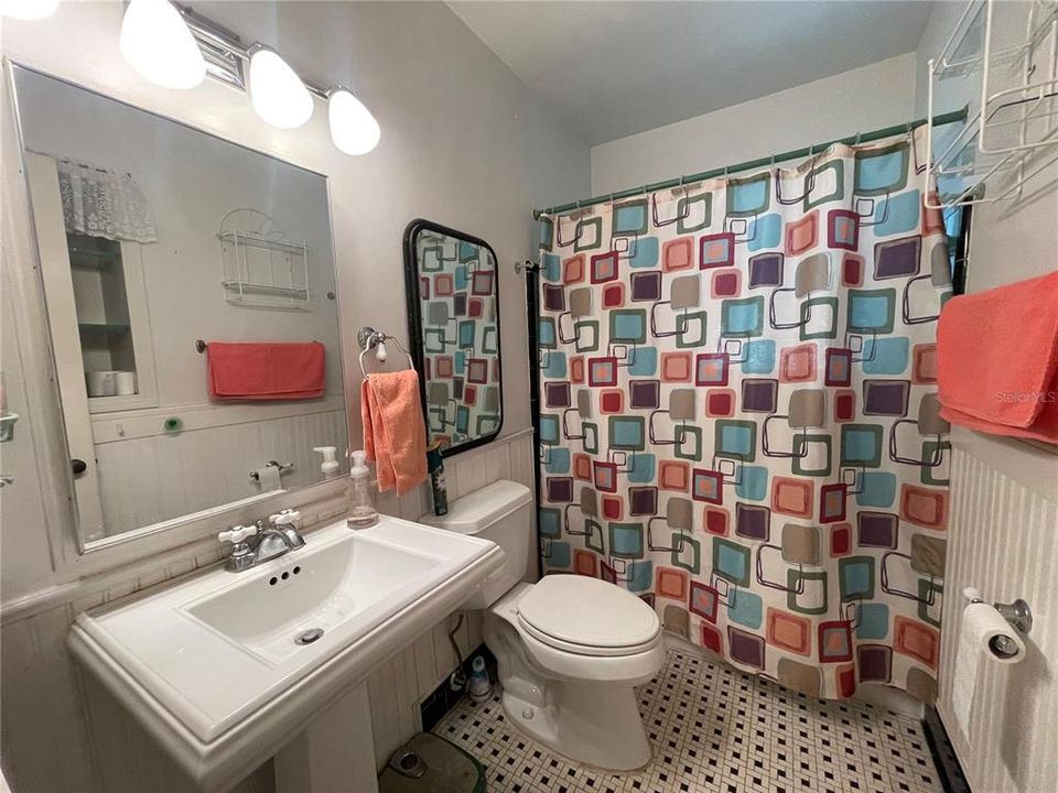 Active With Contract: $249,900 (2 beds, 1 baths, 1216 Square Feet)