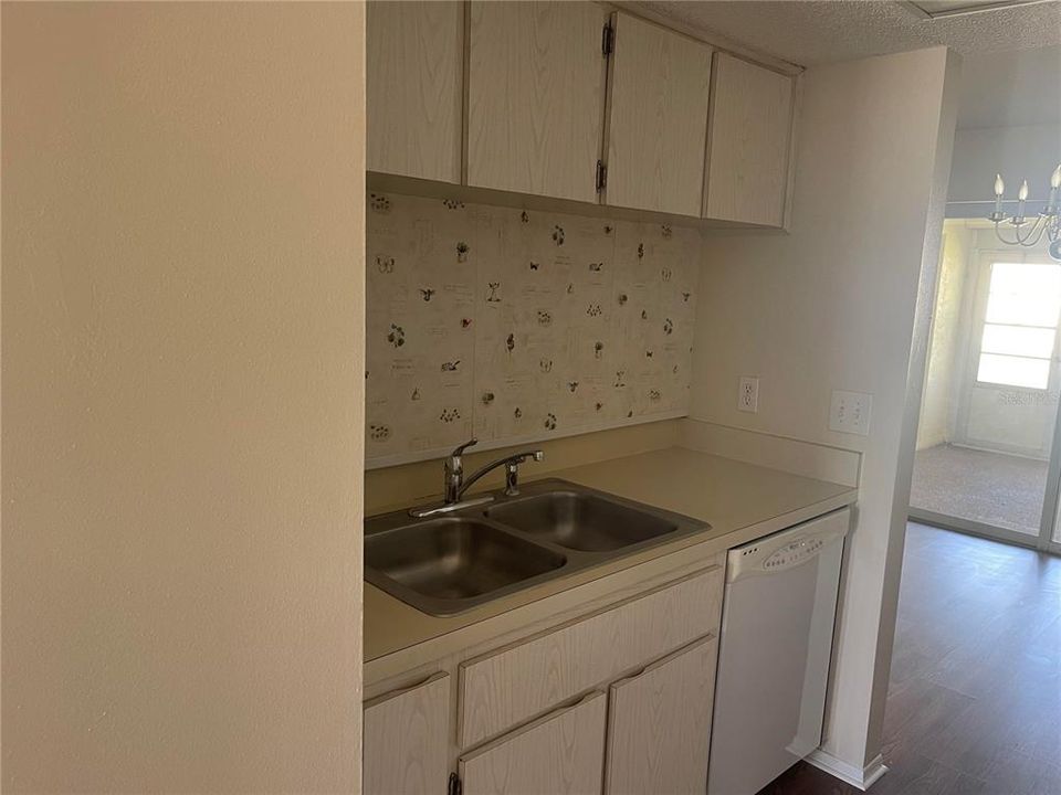 For Sale: $153,500 (2 beds, 1 baths, 1114 Square Feet)