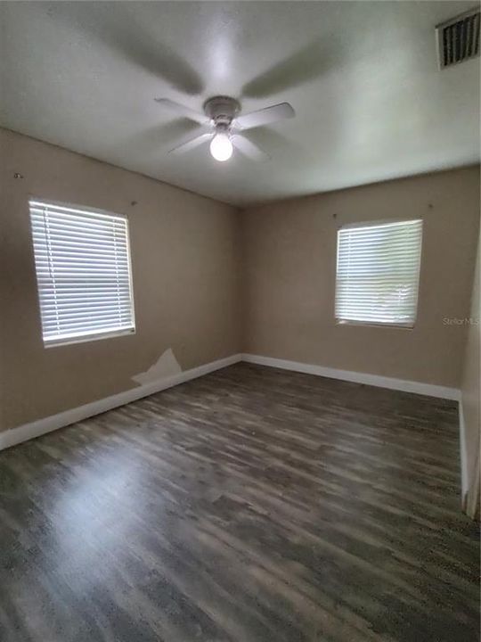 Active With Contract: $179,900 (2 beds, 1 baths, 806 Square Feet)
