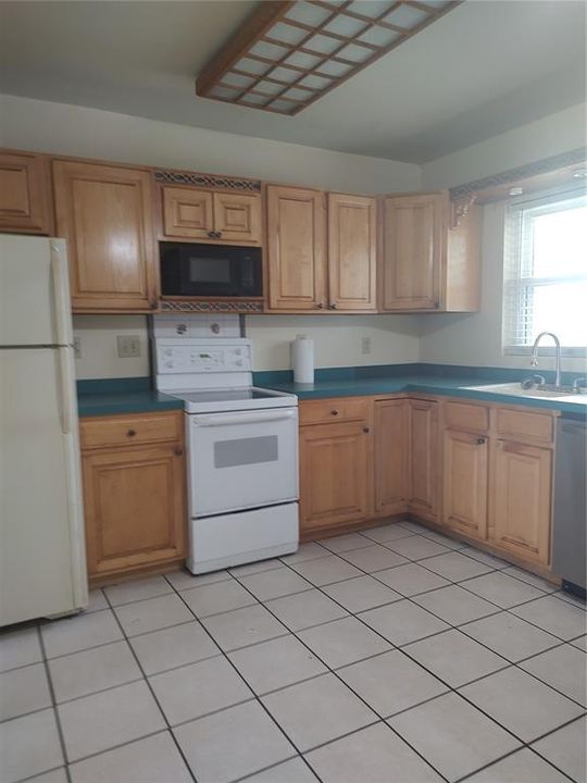 Active With Contract: $179,900 (2 beds, 1 baths, 806 Square Feet)