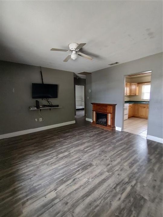 Active With Contract: $179,900 (2 beds, 1 baths, 806 Square Feet)