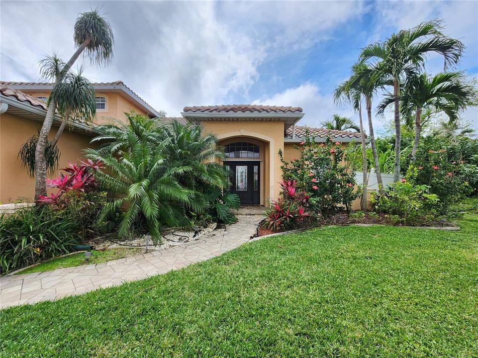 Recently Sold: $900,000 (4 beds, 3 baths, 2500 Square Feet)