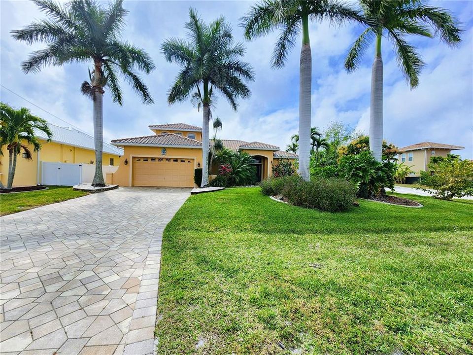 Recently Sold: $900,000 (4 beds, 3 baths, 2500 Square Feet)