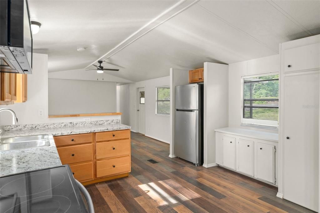 Active With Contract: $229,900 (3 beds, 2 baths, 924 Square Feet)