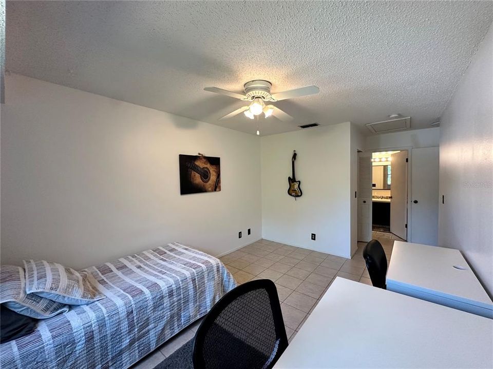 Active With Contract: $226,900 (2 beds, 2 baths, 976 Square Feet)