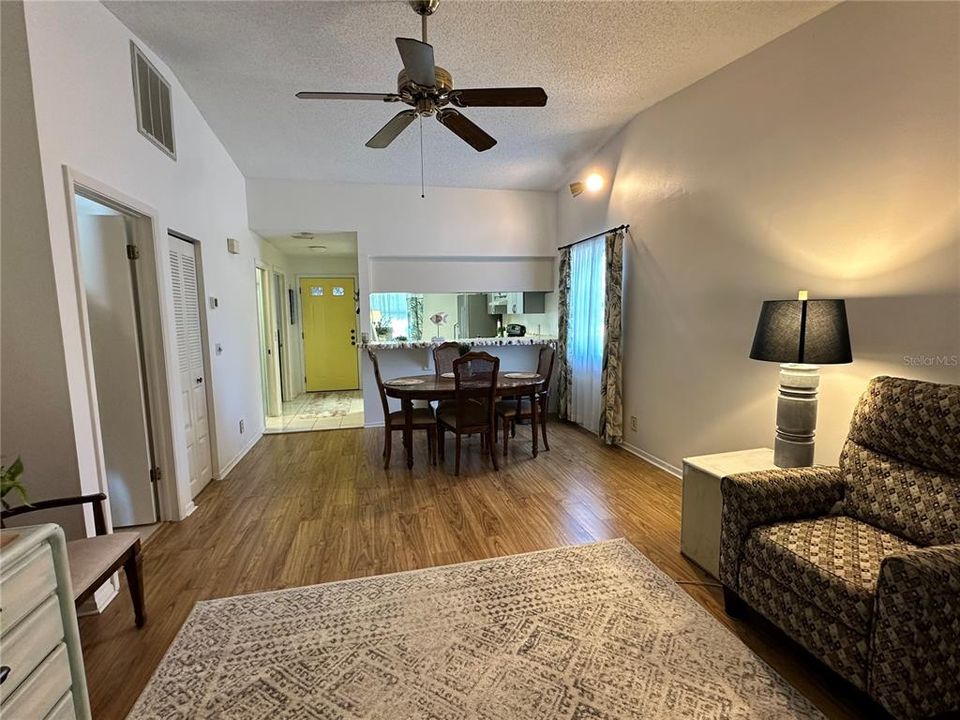 Active With Contract: $226,900 (2 beds, 2 baths, 976 Square Feet)