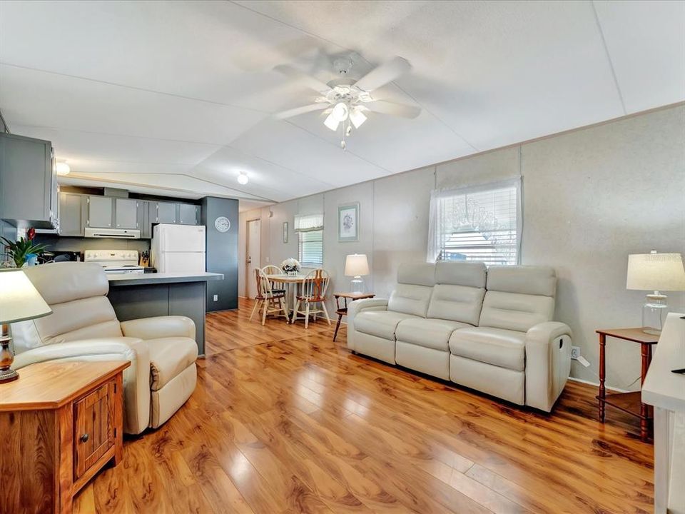 For Sale: $149,000 (2 beds, 2 baths, 840 Square Feet)