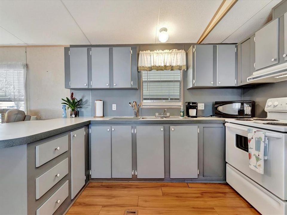 For Sale: $149,000 (2 beds, 2 baths, 840 Square Feet)
