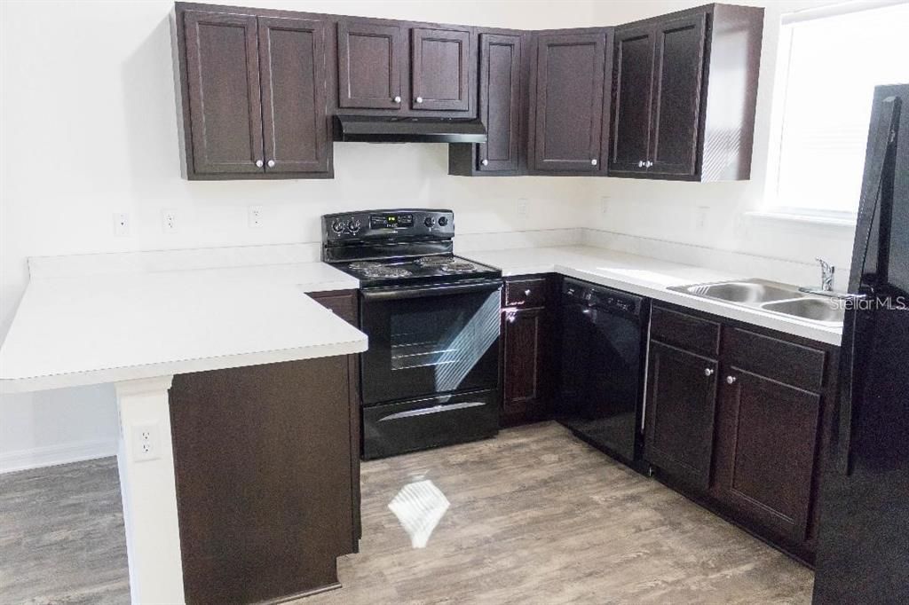 Active With Contract: $1,450 (3 beds, 2 baths, 1003 Square Feet)