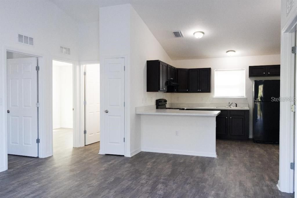 Active With Contract: $1,450 (3 beds, 2 baths, 1003 Square Feet)