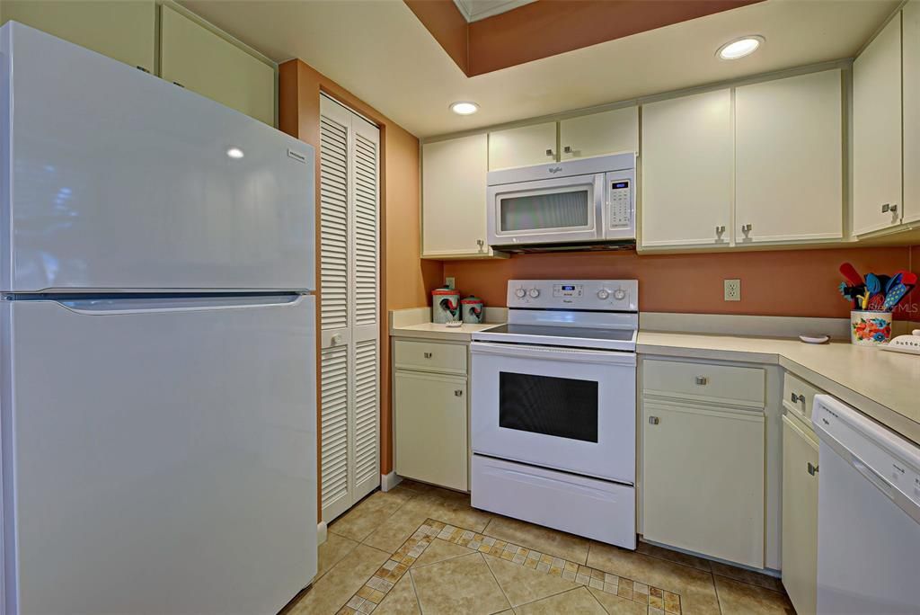 For Sale: $329,000 (2 beds, 2 baths, 1203 Square Feet)