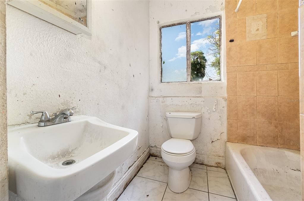 最近售出: $210,000 (3 贝兹, 1 浴室, 1017 平方英尺)