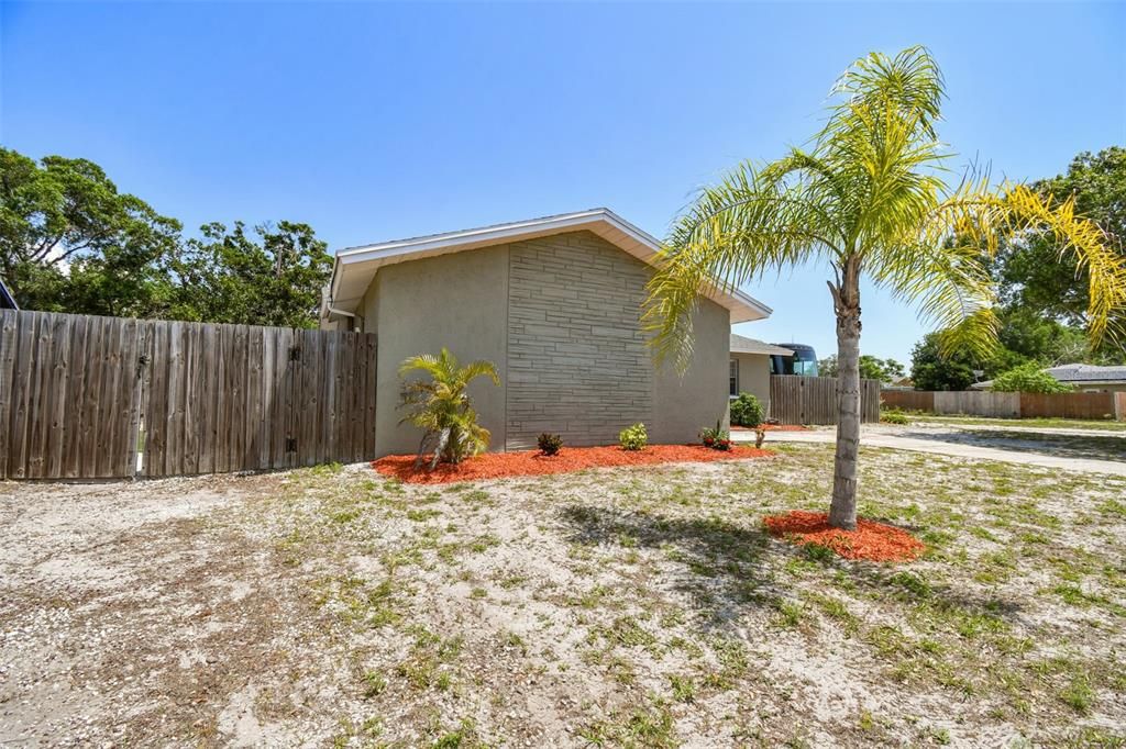 Recently Sold: $485,000 (4 beds, 2 baths, 1478 Square Feet)