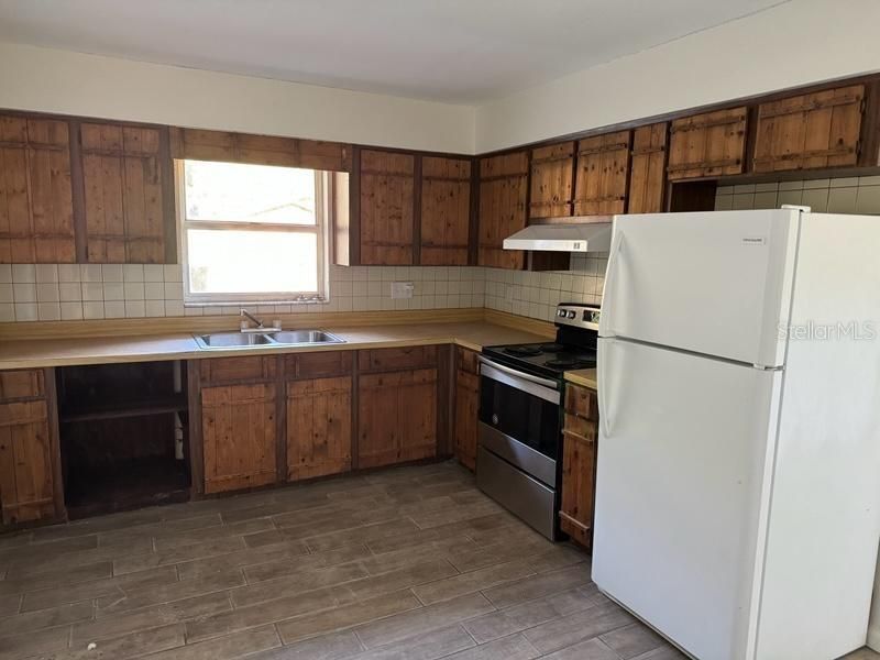 Active With Contract: $179,900 (3 beds, 1 baths, 916 Square Feet)