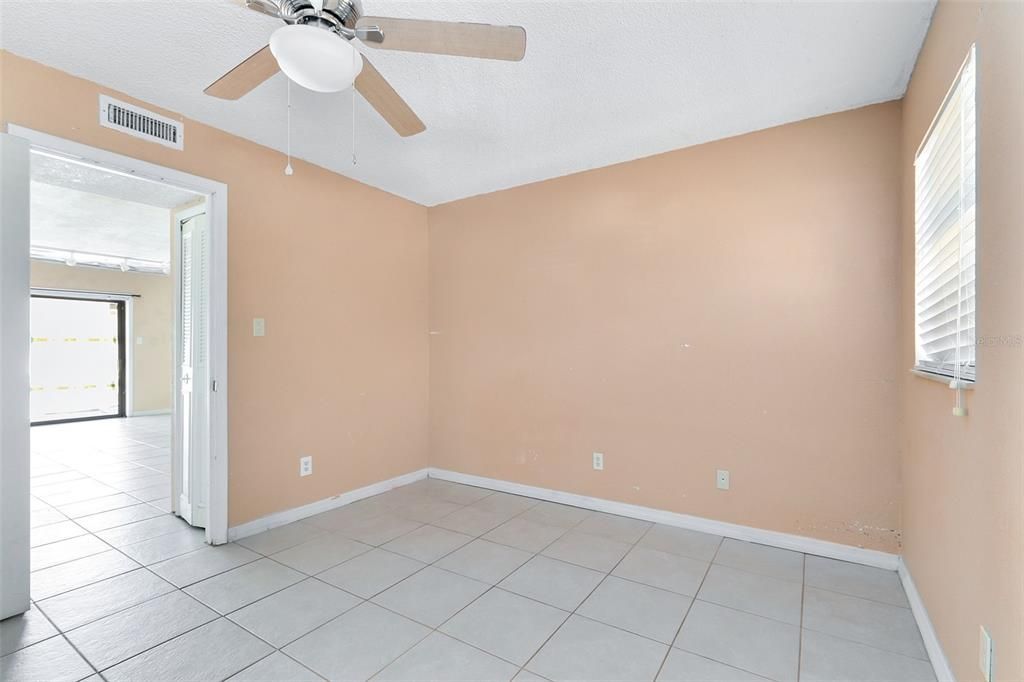 For Sale: $106,000 (1 beds, 1 baths, 809 Square Feet)