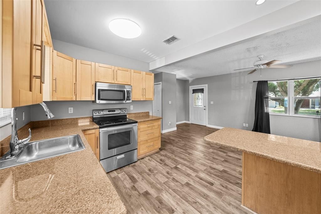For Sale: $239,000 (2 beds, 1 baths, 776 Square Feet)