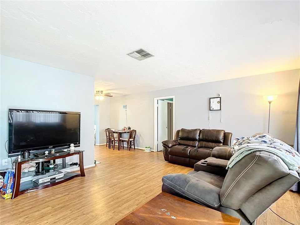 For Sale: $230,000 (2 beds, 1 baths, 1266 Square Feet)